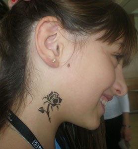 tatuagem temporária preta de flor no pescoço